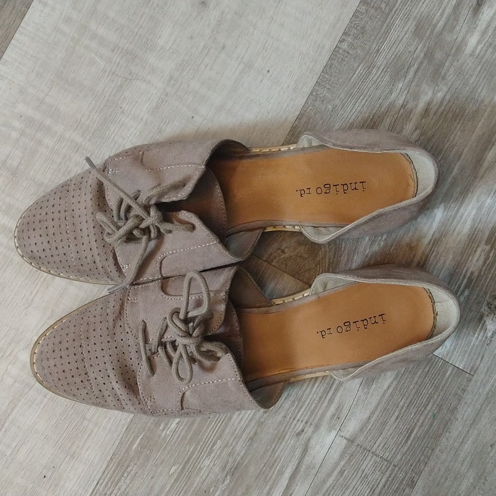 Indigo Rd light brown tan cutout flats size 7